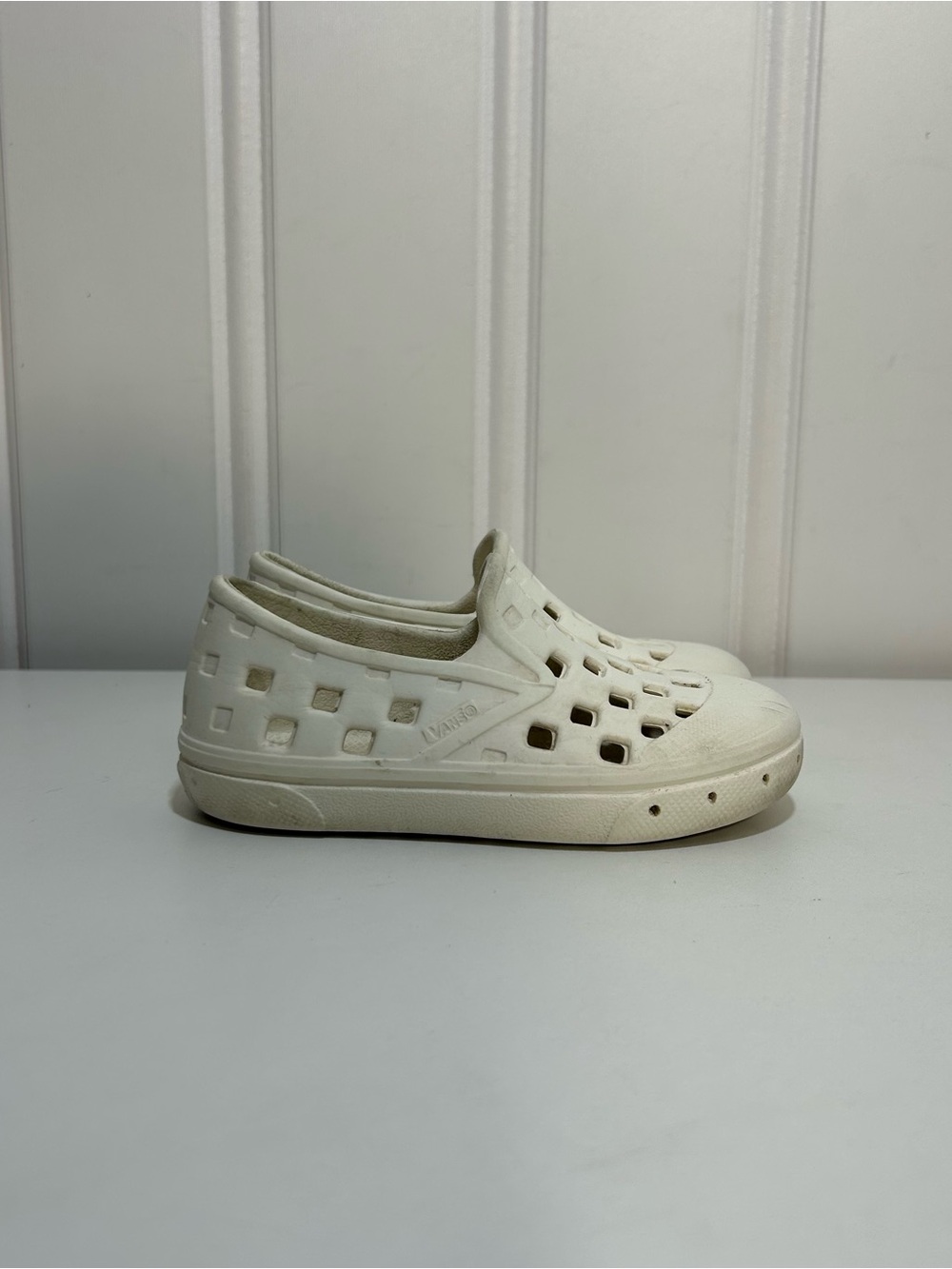 Vans trek slip on perforated marshmallow white cream toddler 7 In good condition